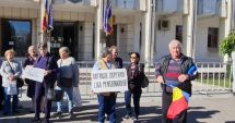 Stire din Social : PROTESTE ALE PENSIONARILOR, LA CONSTANŢA! Oamenii sunt copleşiţi de facturi şi preţuri, şi cer măririle promise