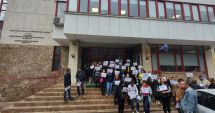 Protestul salariaţilor din Casele Judeţene de Pensii se suspendă, după ce sindicaliştii au discutat cu premierul