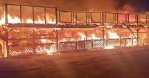 Stire din Eveniment : FOTO. Terasă de pe plajă, cuprinsă de flăcări! Pompierii din Constanța se luptă cu flăcările imense