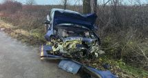 Stire din Eveniment : O familie a ajuns la spital, după ce maşina în care se afla s-a ciocnit cu un alt autoturism. Printe victime se află şi doi copii