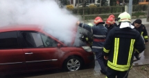 Stire din Eveniment : INCENDIU. Mașină cuprinsă de flăcări, aproape de ISU