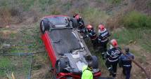 Stire din Eveniment : Mărturii despre accidentul de pe "Traian". Cum a plonjat șoferița cu mașina în râpă! Vezi aici imagini spectaculoase!