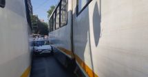 Stire din Eveniment : Accident SPECTACULOS! O mașină a rămas blocată între două tramvaie