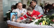 Stire din Eveniment : Imagini SFÂȘIETOARE la capela Spitalului Județean. Lacrimi vărsate pentru cei patru morți în accidentul aviatic
