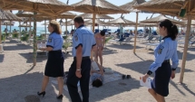 Tineri din Constanța, prinși de polițiști după ce au furat umbrele de plajă