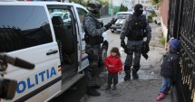 Stire din Eveniment : Galerie FOTO. PERCHEZIȚII în Constanța / AUR și MII DE EURO, găsite de polițiști în locuințele suspecților - UPDATE