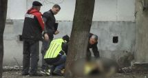 Stire din Eveniment : Un bărbat și-a înjunghiat de 30 de ori soția, apoi s-a aruncat de la etajul 9