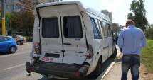 Stire din Eveniment : Impact violent între  o mașină și un microbuz