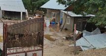 Stire din Social : Poştaşii ajută persoanele care au rămas fără case, în urma inundaţiilor
