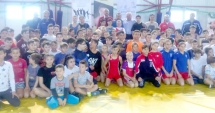 Stire din Sport : În căutarea campionilor: Cupa 1 Decembrie la lupte