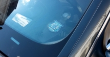 Stire din Eveniment : Îți lipești "insignă de polițist" pe bord? Mașina va fi luată mai tare la verificări de Rutieră