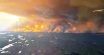 Stire din Actualitate : Peste 2.000 de pompieri luptă cu incendiile de vegetație din Canada