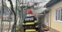 Stire din Eveniment : Acoperișul unei case din localitatea Izvoarele a luat foc