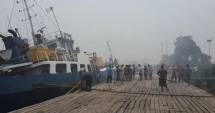 Stire din Economie : Incendiu în cala unui cargou indonezian