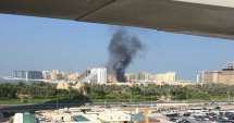 Stire din Actualitate : Incendiu violent  pe insula artificială Palm Jumeirah.  Un bloc luxos a fost cuprins de flăcări