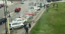 Stire din Eveniment : VIDEO. Autoturism în flăcări, în fața Primăriei Constanța. Jandarmii au stins focul