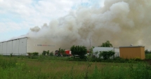 Stire din Eveniment : Incendiul din Dărăști nu a fost încă stins. Arde mocnit