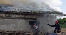 Stire din Eveniment : Incendiu puternic la Tariverde. Intervin zeci de pompieri. Mai multe animale sunt prinse în interiorul grajdului care arde