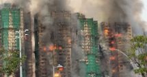 Stire din Actualitate : Incendiu devastator într-un complex rezidențial din Hong Kong. Patru morți și oameni rămași captivi