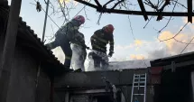 Stire din Eveniment : Casă cuprinsă de flăcări în Tulcea. Incendiul a fost observat de vecini
