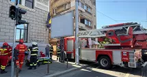 Stire din Eveniment : Incendiu puternic într-un apartament de la ultimul etaj al unui bloc. Cinci persoane au fost rănite