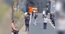 Stire din Eveniment : Ambulanță în flăcări pe șosea. Echipajul a scăpat în ultima clipă de explozie