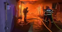 Stire din Eveniment : Bărbat rănit după ce a încercat să stingă un incendiu înainte de sosirea pompierilor. Locuință afectată de flăcări