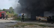 Stire din Eveniment : Pompierii militari au reușit să stingă incendiul de la depozitul din Costineşti