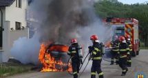 Stire din Eveniment : O mașină a luat foc în apropierea unei locuinţe. Un trecător a reuşit să intervină la timp