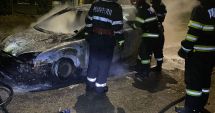 O mașină a luat foc pe varianta Ovidiu. Pompierii intervin pentru stingerea incendiului