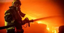 Stire din Eveniment : Trei case și mai multe anexe au ars într-un incendiu puternic. Zeci de păsări au pierit