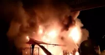 Incendiu violent într-o piață. Pompierii au evacuat două butelii GPL din calea flăcărilor
