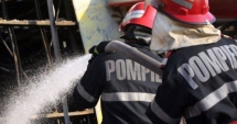 Stire din Eveniment : Zeci de persoane evacuate dintr-un hotel-restaurant, după ce un microbuz a luat foc în apropiere