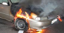 Stire din Eveniment : Trupul carbonizat al unui bărbat, găsit într-o mașină care a ars. Poliția face anchetă