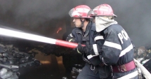 Stire din Eveniment : INCENDIU DEVASTATOR. O persoană a murit intoxicată cu monoxid de carbon