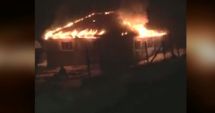 Stire din Eveniment : Bebeluș de 9 luni, ars de viu într-un incendiu devastator. Părinții erau la vecini