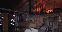 Stire din Eveniment : Incendiu violent! O femeie a murit, iar băiatul ei a fost rănit, după ce casa lor a fost cuprinsă de flăcări