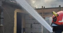 Stire din Eveniment : Incendiu la o casă de pe strada Răzoare, din Constanța. Pompierii constănțeni au intervenit pentru stingerea incendiului