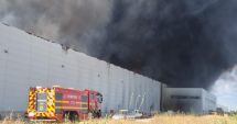 Stire din Eveniment : Incendiu puternic la o hală dintr-un parc logistic de pe A1. A fost emis RO-Alert