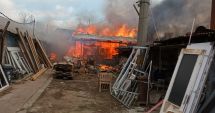Stire din Eveniment : GALERIE FOTO. Incendiu la un depozit de mobilă, în judeţul Constanţa