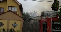 Stire din Eveniment : Incendiu puternic la Mangalia. Există pericolul ca focul să se extindă la mai multe case!