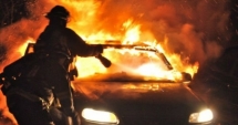 Stire din Eveniment : ACCIDENT RUTIER GRAV. Două autovehicule au luat foc, după ce s-au ciocnit. Patru persoane, rănite grav