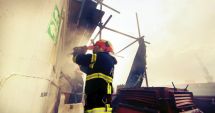 Stire din Eveniment : Incendiu în portul Midia. Pompierii s-au luptat mai bine de opt ore cu flăcările!