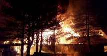 Stire din Actualitate : INCENDIU DEVASTATOR la o tabără de copii: 2 morți. Clădirea unde erau cazați, făcută scrum