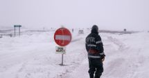 Stire din Social : Încep să pice liniile de tensiune! Mii de locuitori, fără curent electric, în plin cod portocaliu de viscol și ger