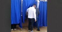 Stire din Eveniment : Incident electoral într-un județ din România. Viceprimarul a intrat în cabina de vot cu alegătorii