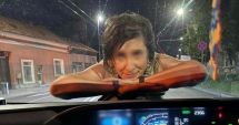 Stire din Eveniment : Incident straniu în trafic! O femeie sare pe capota unei mașini în mers și-i zâmbește șoferului