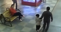 Stire din Actualitate : Un tată și-a găsit, din întâmplare, într-un mall, fiul răpit în urmă cu 9 luni. URMA SĂ FIE VÂNDUT!