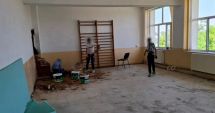 Stire din Actualitate : Mai mulți elevi au fost puși să muncească la școală pentru a lua note de trecere