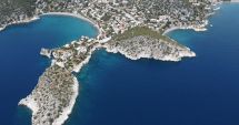 Stire din Eveniment : Doi români prinși spionând în Grecia. Aveau fotografii cu cea mai importantă bază navală elenă